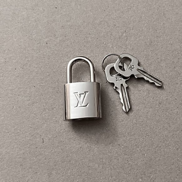 - New LV Louis Vuitton Silver-Toned Lock on 16" Curb Chain Choker Necklace - Picture 3 of 4